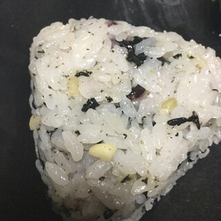 味付け海苔と醤油麹でおにぎり